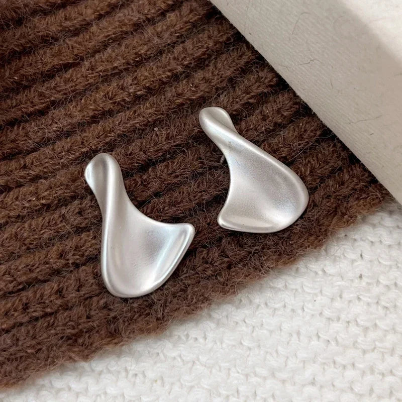 Aretes con ondas abstractas de Elara Jewelry™