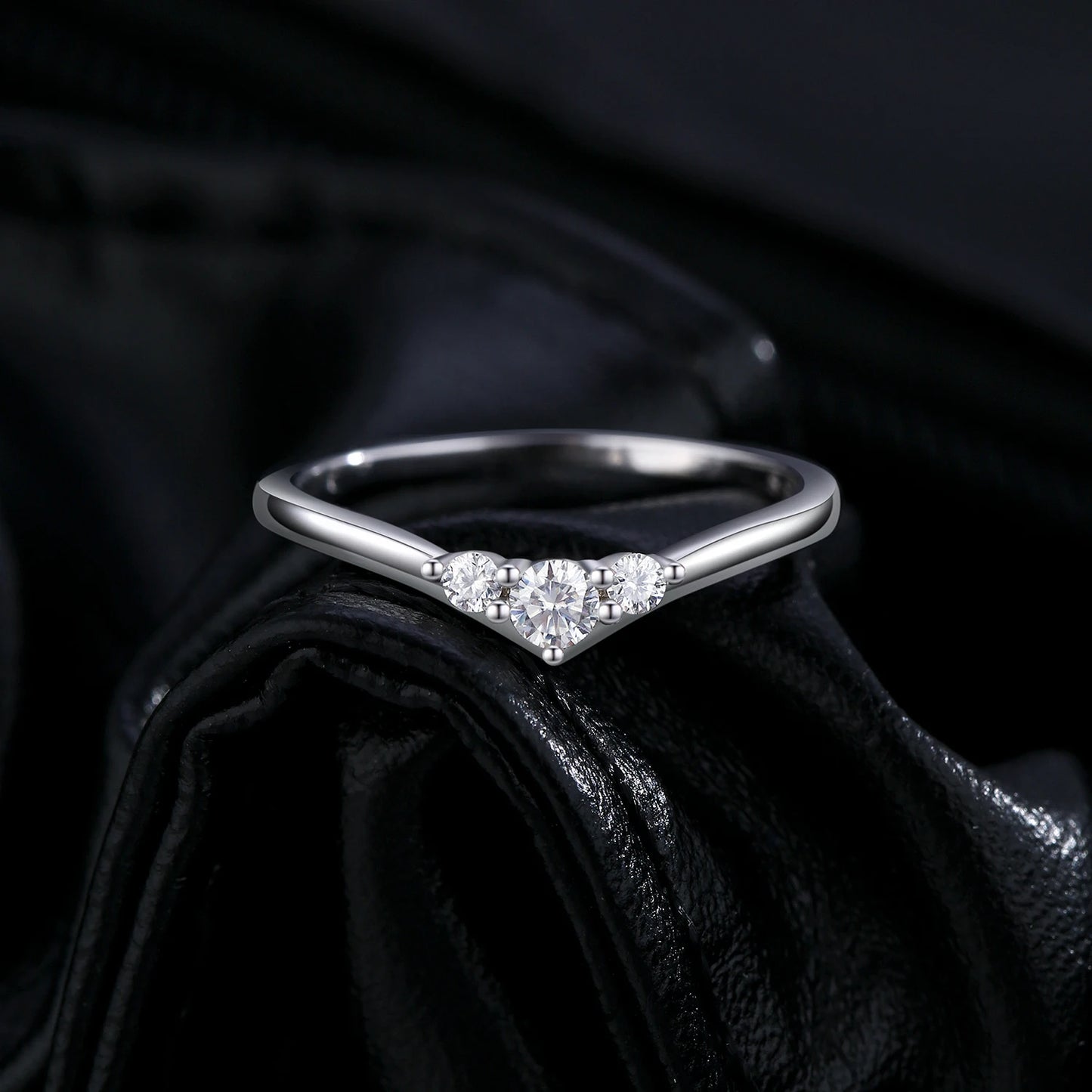 Elara Jewelry™ V-Shine Elegance Ring
