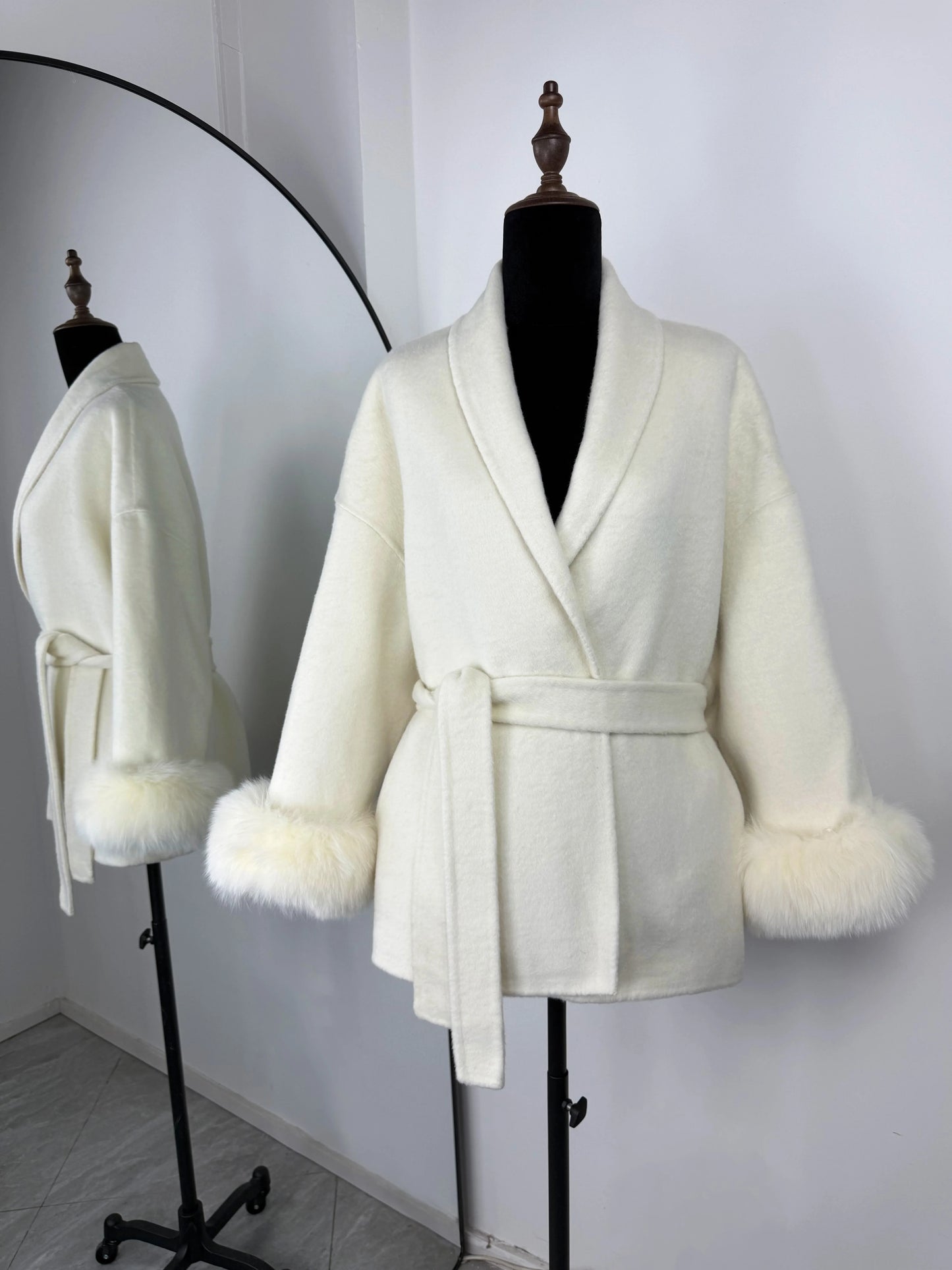 Cappotto a portafoglio con cintura e bordo in pelliccia Lunara Winter™