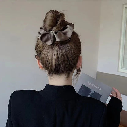 SatinÉclat™ Elegantes Seidengummiband für das Haar