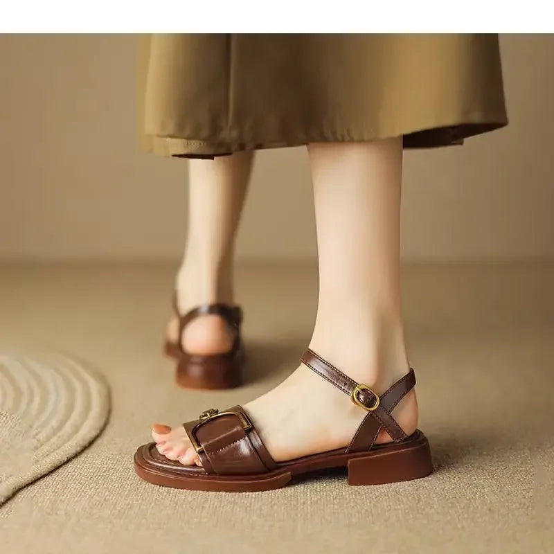 Solenne Shoes™ Ledersandalen mit flacher Schnalle