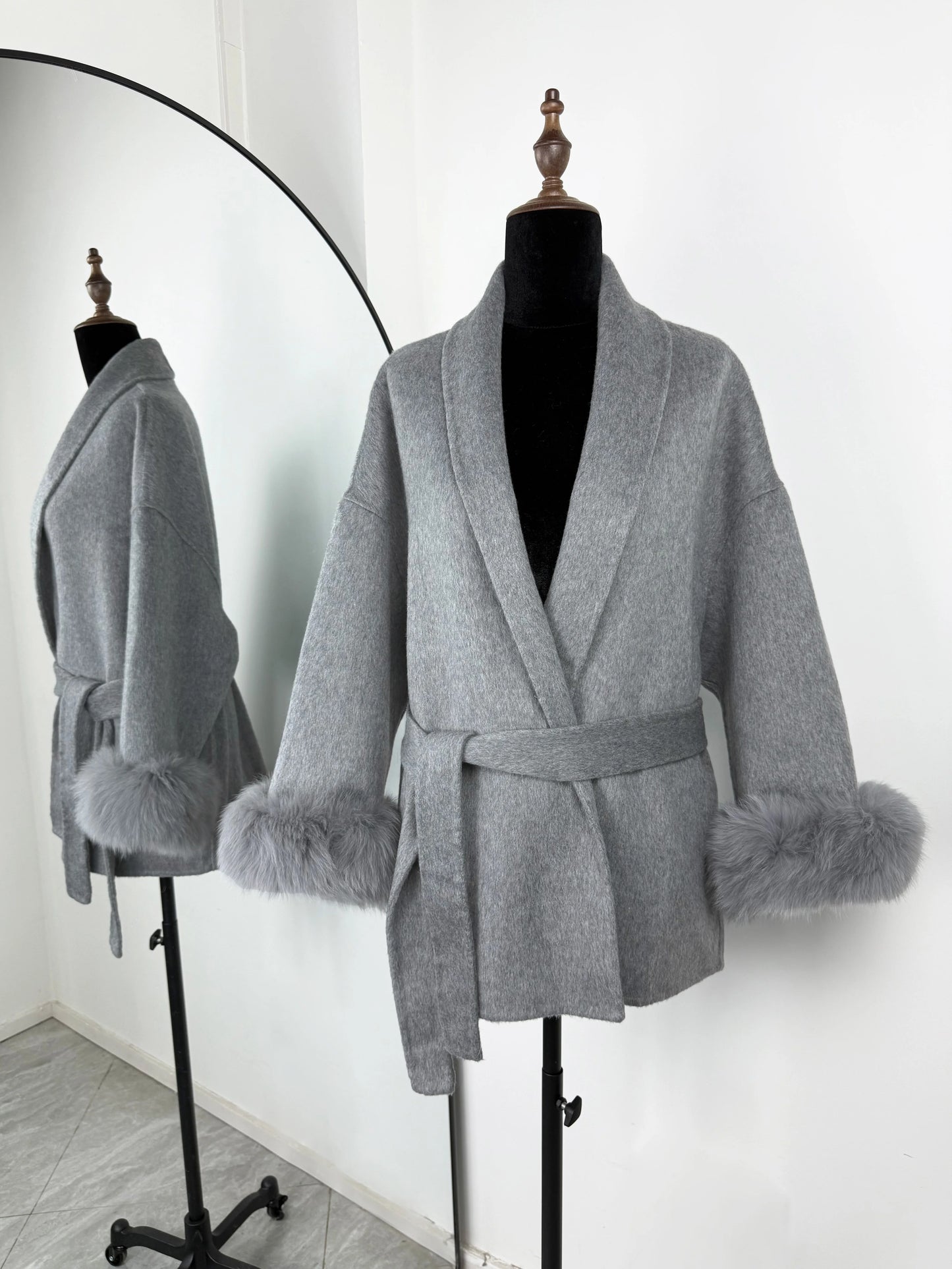 Cappotto a portafoglio con cintura e bordo in pelliccia Lunara Winter™