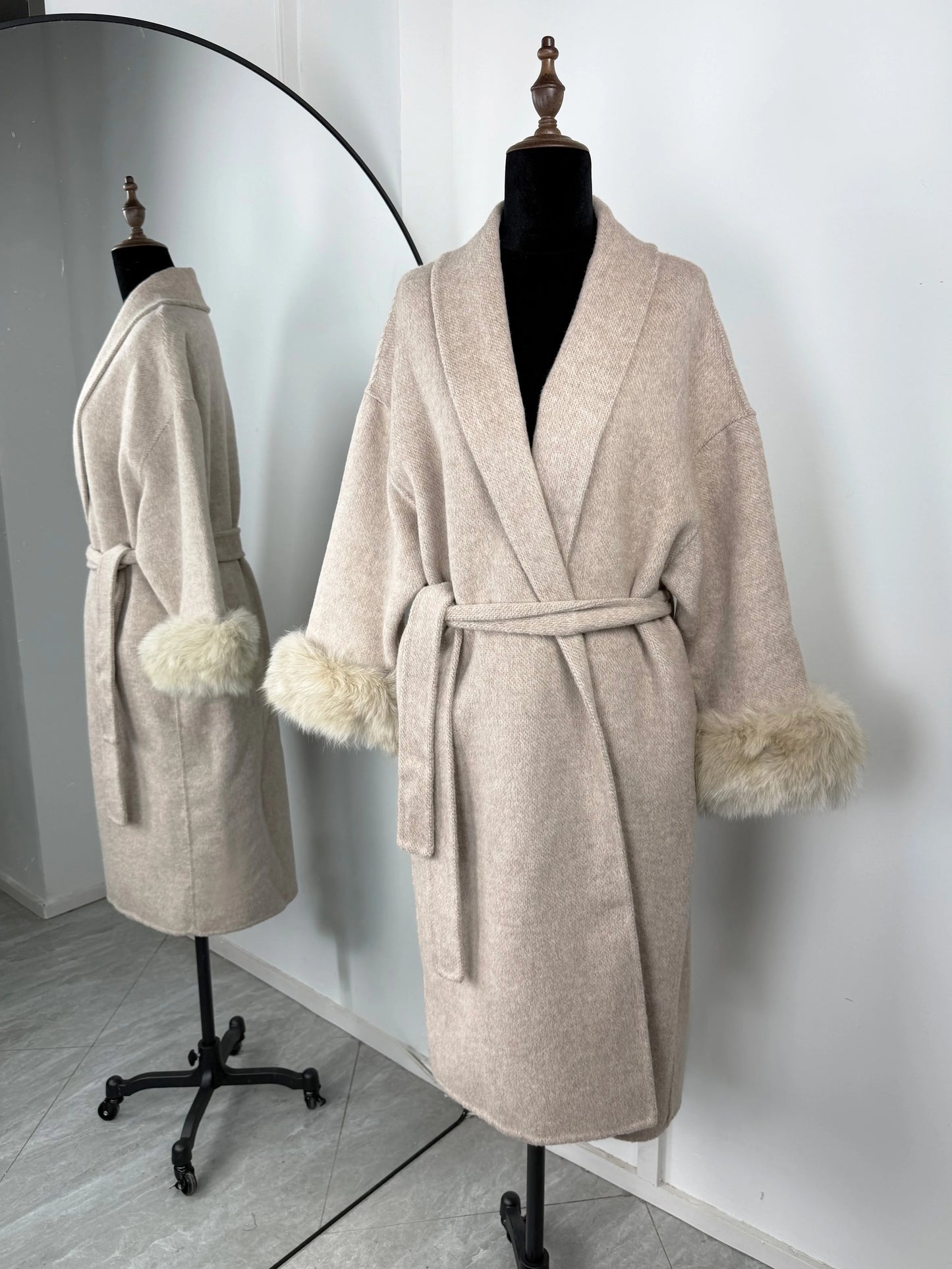 Cappotto a portafoglio con cintura e bordo in pelliccia Lunara Winter™