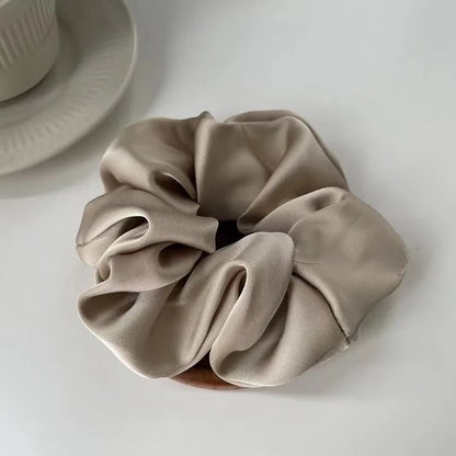 SatinÉclat™ Elegantes Seidengummiband für das Haar