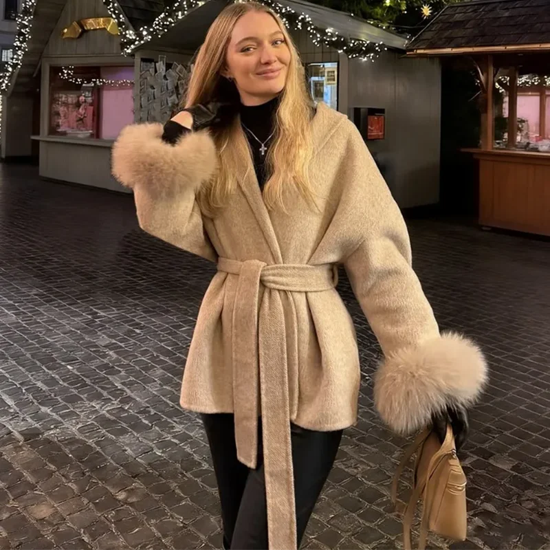 Cappotto a portafoglio con cintura e bordo in pelliccia Lunara Winter™