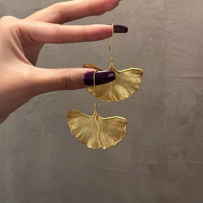 Elara Jewelry™ Aretes colgantes con forma de hoja de ginkgo dorada