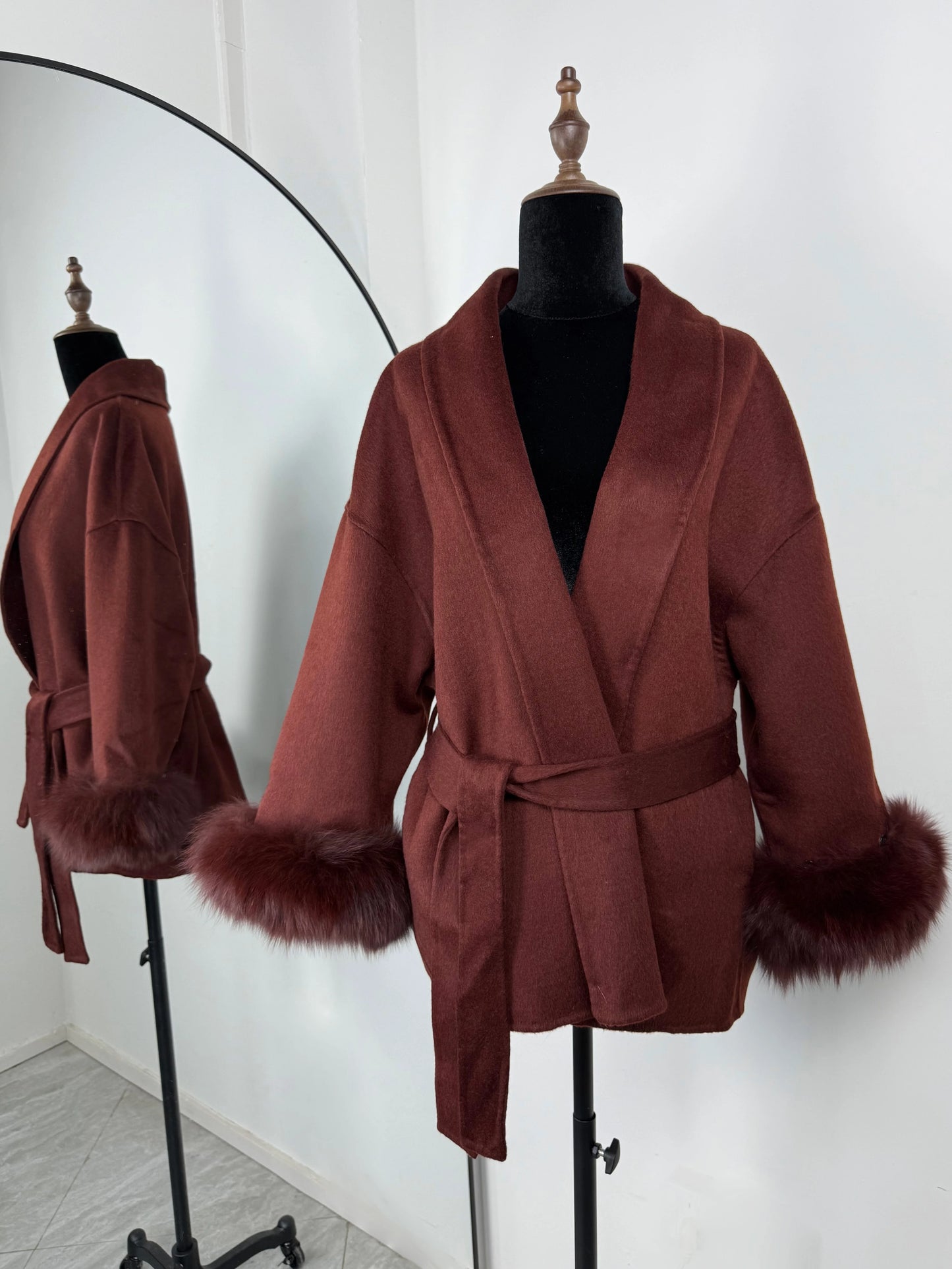Cappotto a portafoglio con cintura e bordo in pelliccia Lunara Winter™