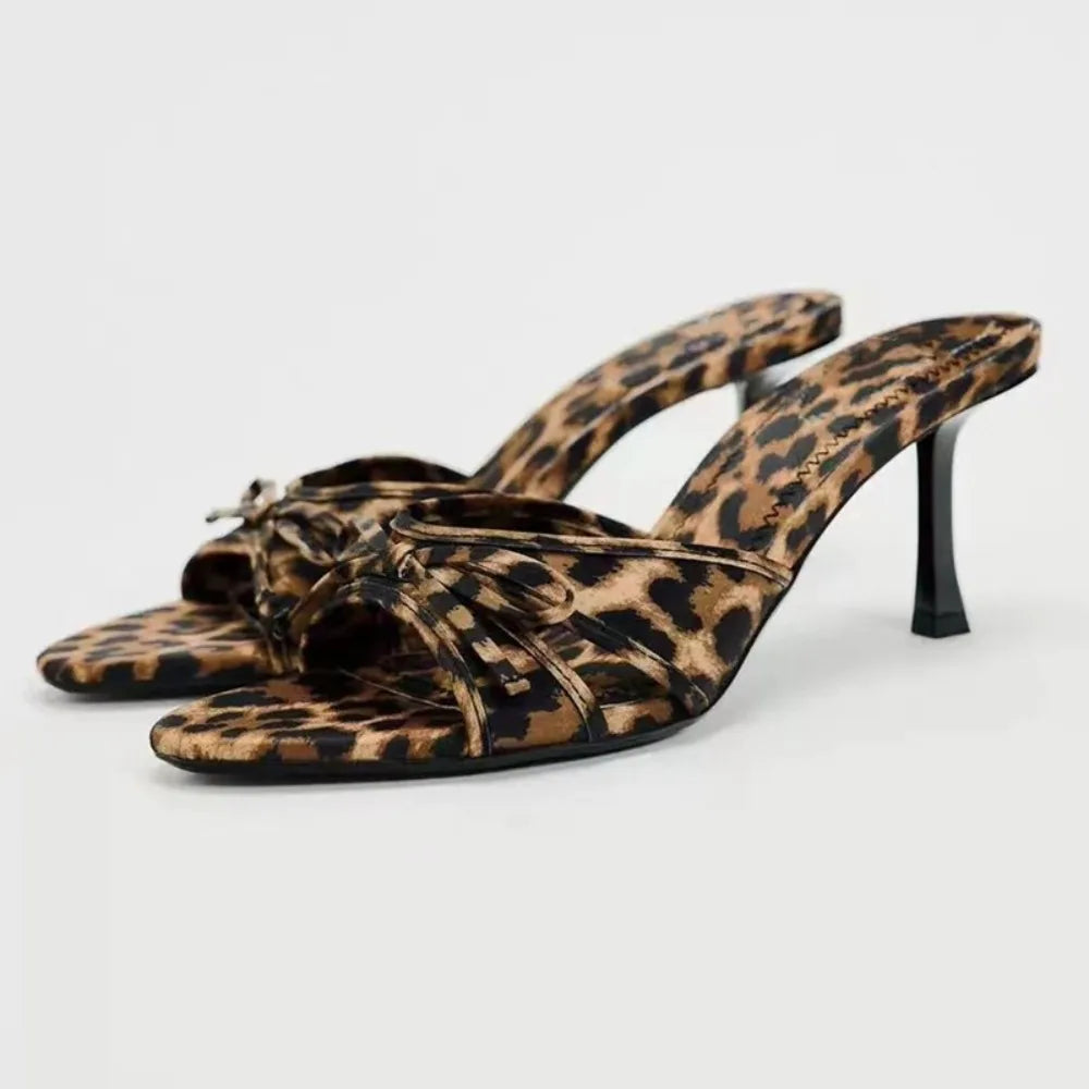 Solenne Shoes™ Tacchi midi con cinturino sottile