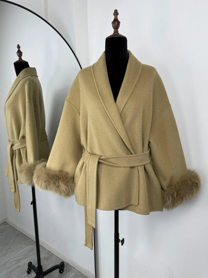 Cappotto a portafoglio con cintura e bordo in pelliccia Lunara Winter™