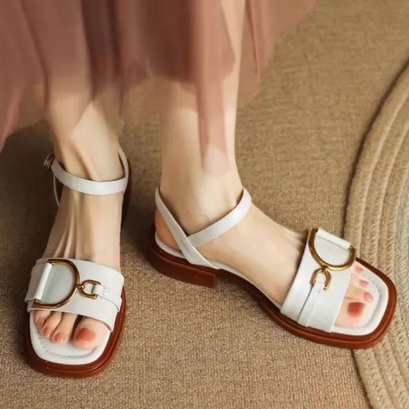 Solenne Shoes™ Ledersandalen mit flacher Schnalle