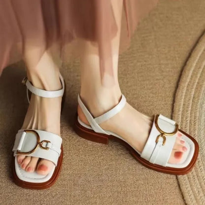 Solenne Shoes™ Ledersandalen mit flacher Schnalle