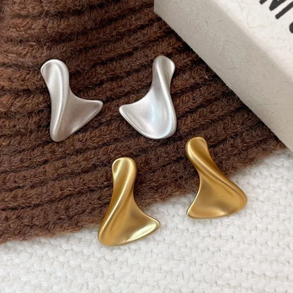 Aretes con ondas abstractas de Elara Jewelry™