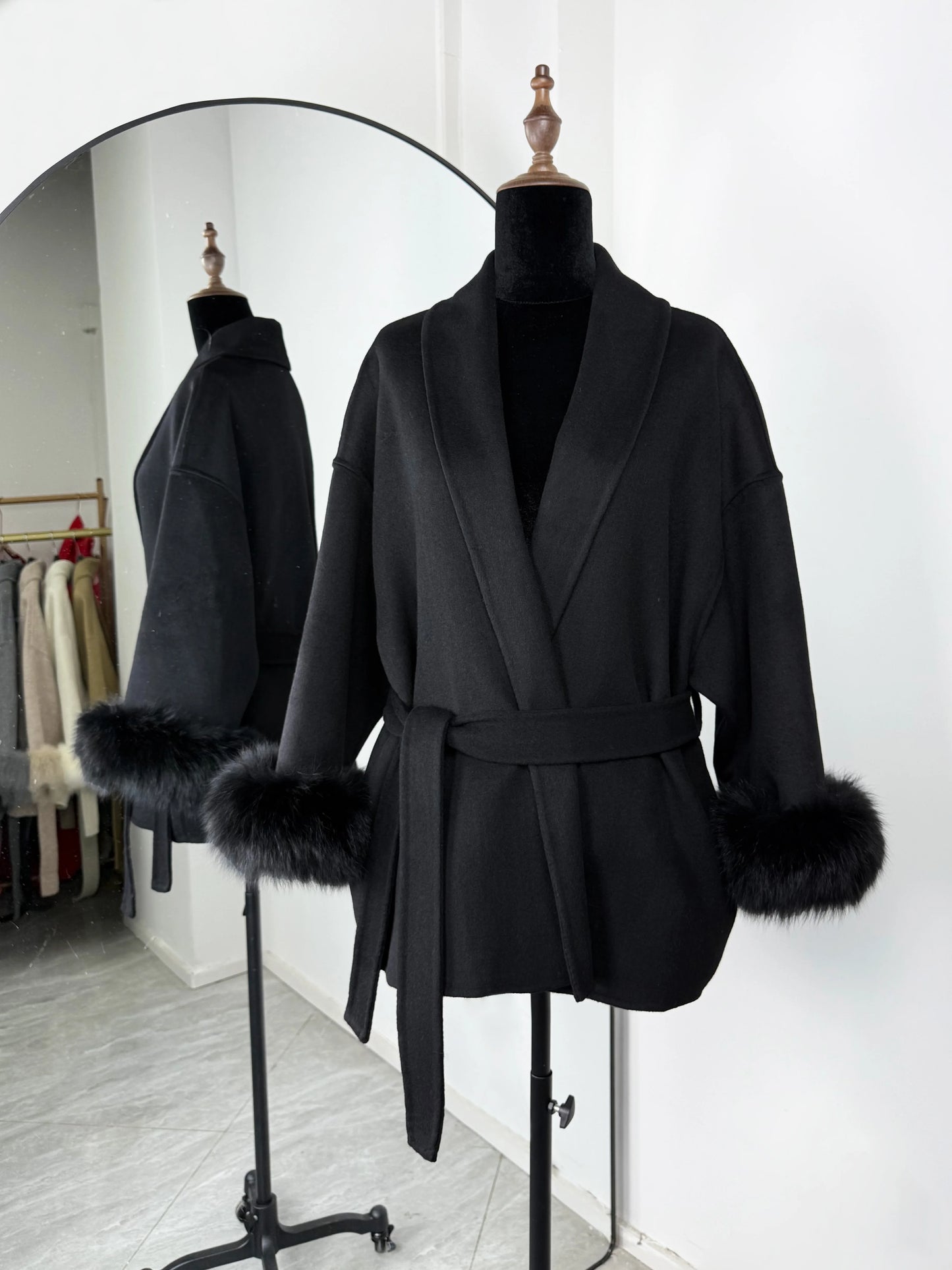 Cappotto a portafoglio con cintura e bordo in pelliccia Lunara Winter™