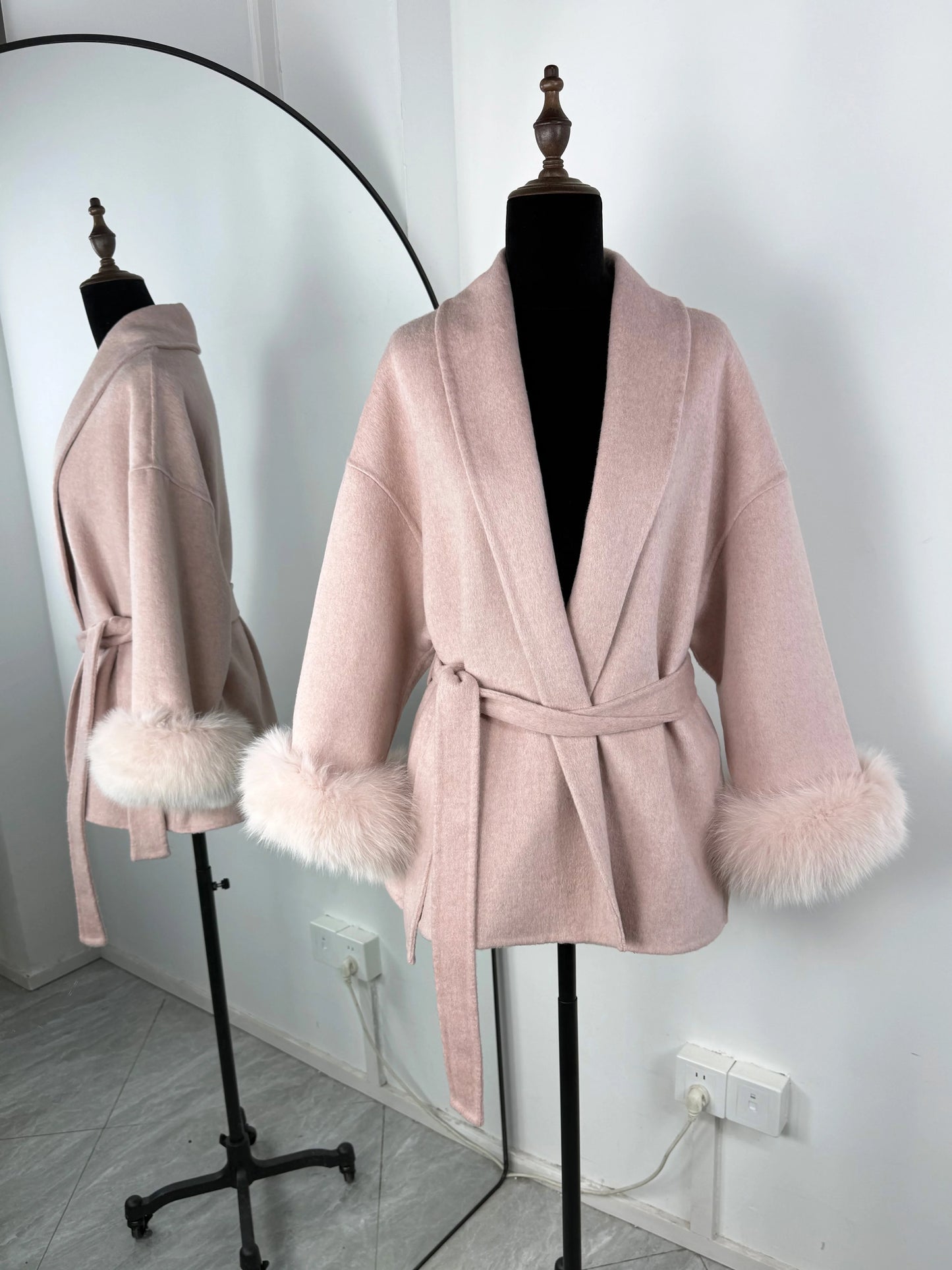 Cappotto a portafoglio con cintura e bordo in pelliccia Lunara Winter™
