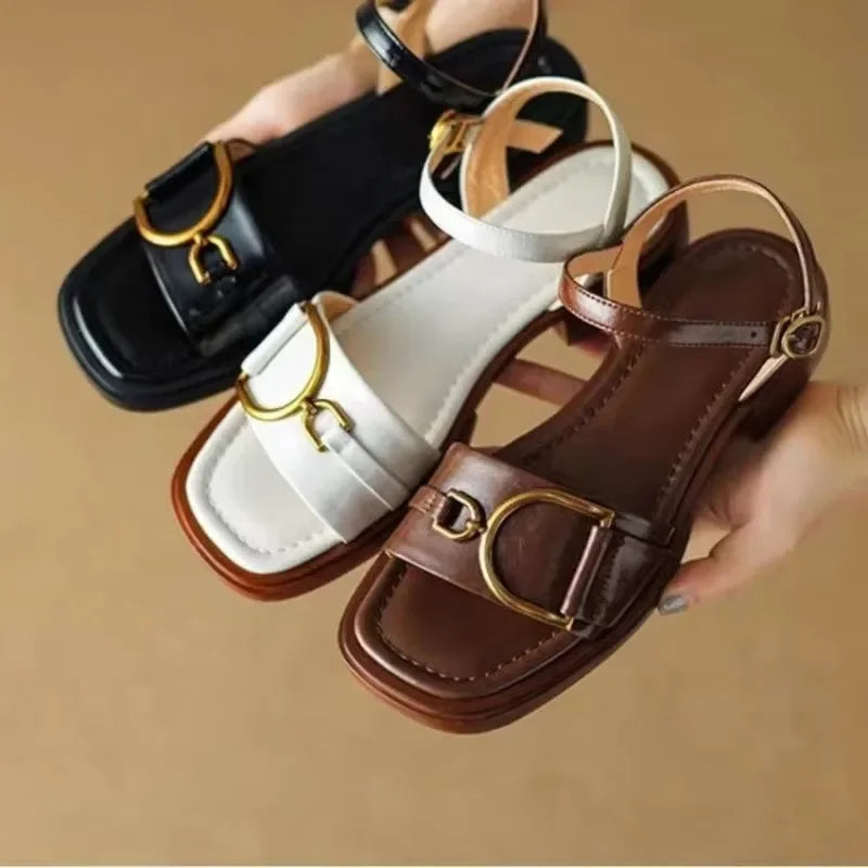 Solenne Shoes™ Ledersandalen mit flacher Schnalle