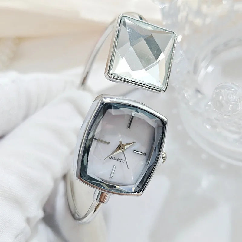Velya Watches™ Kleine Armbanduhr mit Armband