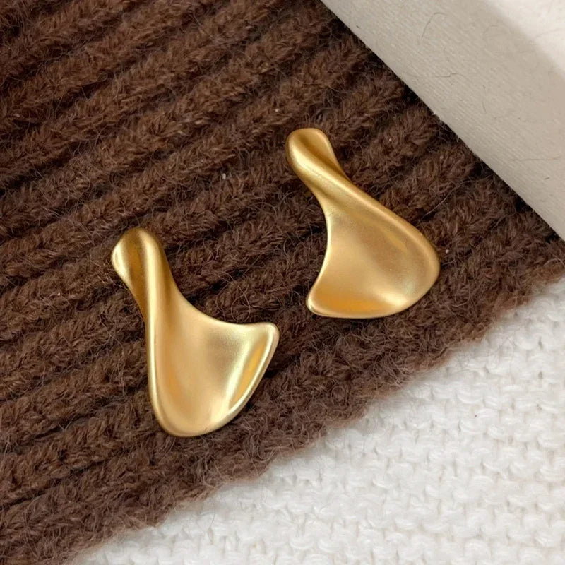 Aretes con ondas abstractas de Elara Jewelry™